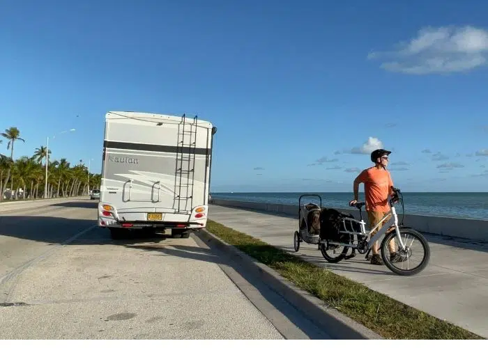 blix ebike with dog trailer on oceanside bike path